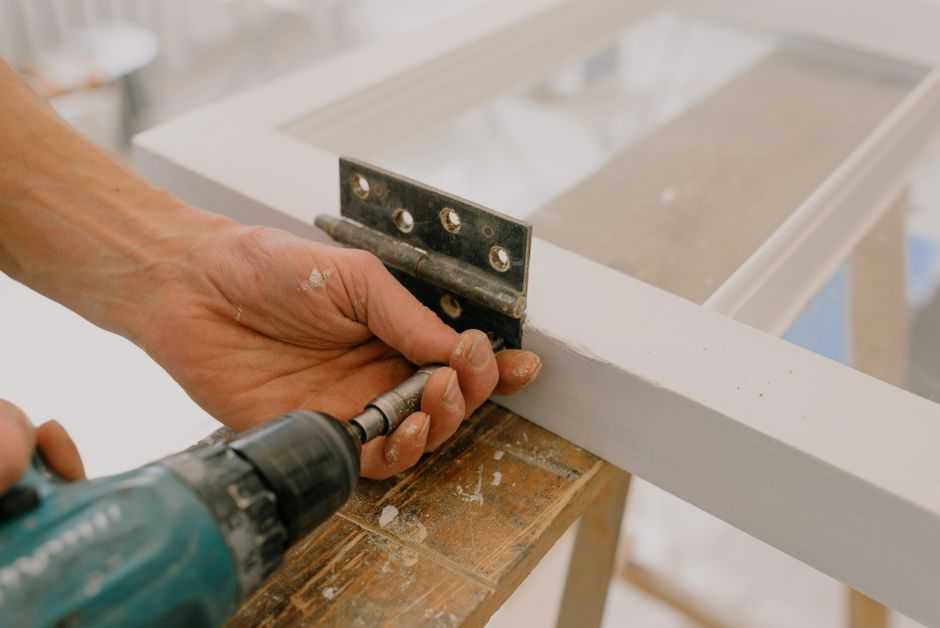 adjusting blum hinges